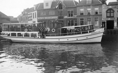 860292 Afbeelding van de rondvaartboot Prinseplaat, aangemeerd voor Van Rijn's Mosterdfabrieken (Nieuwe Kade 9-12) in ...